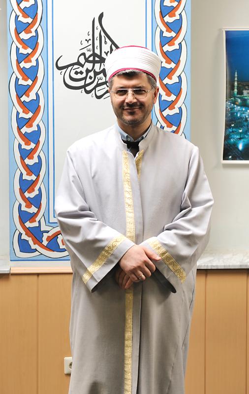 2243 Imam Ibrahim Sökmen der Eyüp Sultan Gemeinde | Eyüp Sultan Camii -  Moschee; Hamburg Harburg Knoopstrasse.